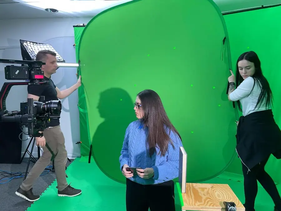 GLiTCHED ViSUALS behind the scenes at Escape Studios