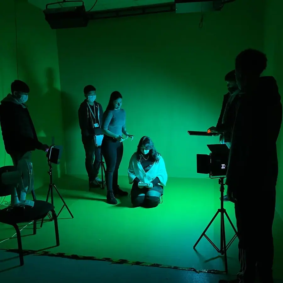 GLiTCHED ViSUALS behind the scenes at Reading College